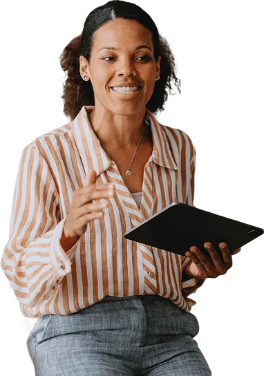 Femme souriante tenant une tablette